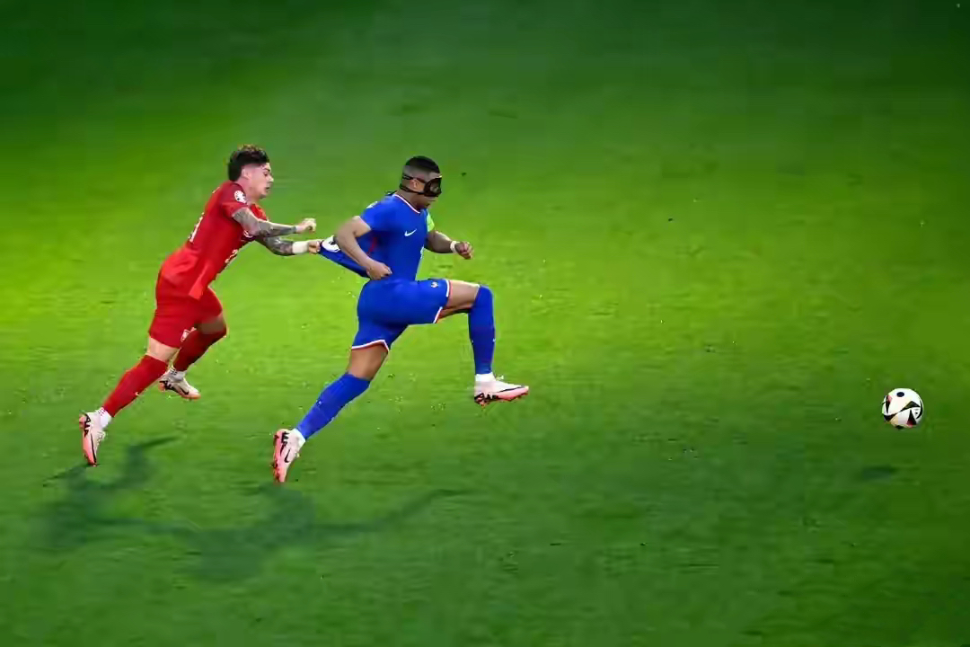 九游活动-紧张激烈的足球对抗赛精彩连连