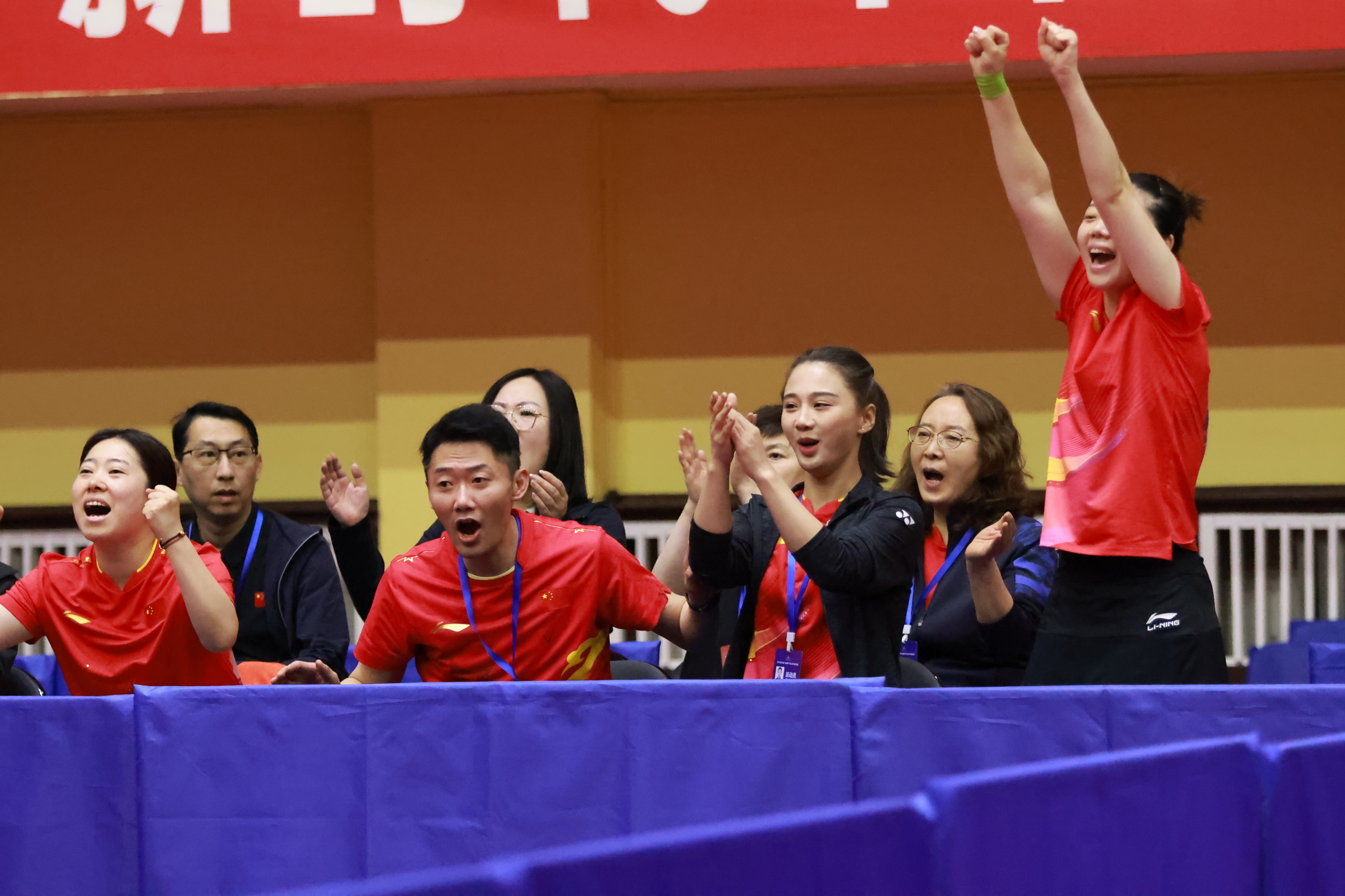 球员拼搏精神让观众为之动容